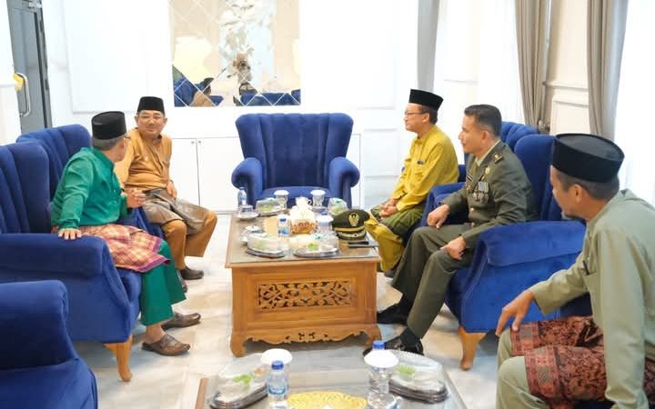 Bupati Tanjabbar Hadiri Rapat Paripurna HUT Ke-76 Kabupaten Batanghari