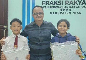 Miliki Rasa Peduli! Maspena Gulo Anggota DPRD Nias Berikan Laptop Kepada Siswa dari Uang Pribadinya