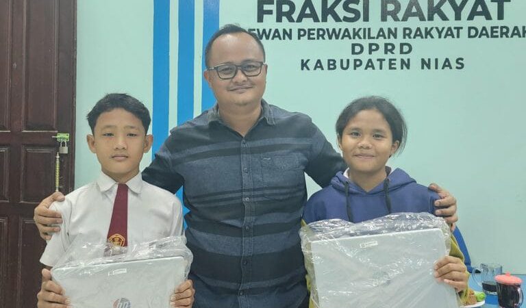 Miliki Rasa Peduli! Maspena Gulo Anggota DPRD Nias Berikan Laptop Kepada Siswa dari Uang Pribadinya