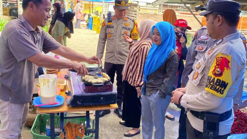 Kapolsek Kempas Menyapa Pengunjung Pasar, Wujudkan Kerukunan dan Kedamaian Pasca Pilkada