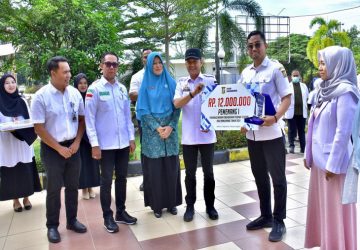 Jadi Pembina Apel Pagi di RSUD Bangkinang, Pj Bupati Kampar Serahkan Penghargaan Pegawai Teladan 2024