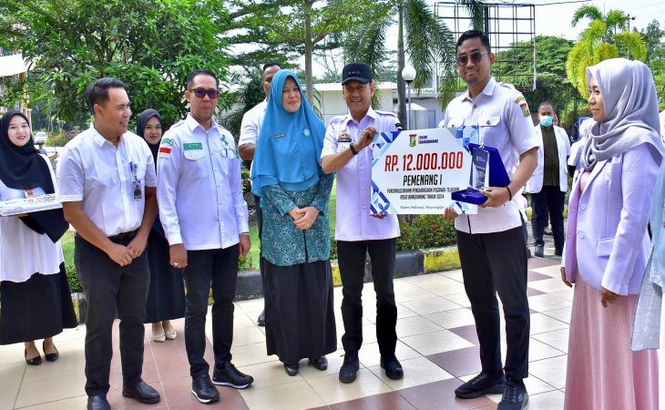 Jadi Pembina Apel Pagi di RSUD Bangkinang, Pj Bupati Kampar Serahkan Penghargaan Pegawai Teladan 2024