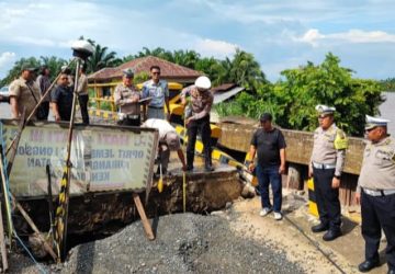 Kasat Lantas Polres Inhu Dampingi Ditlantas Polda Riau Survey Titik Jalan Rusak