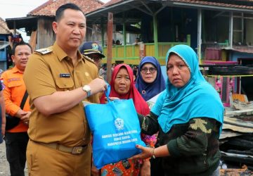 Pj Bupati Serahkan Bantuan Korban Kebakaran dan Himbau Warga Cek Berkala Instalasi Listrik