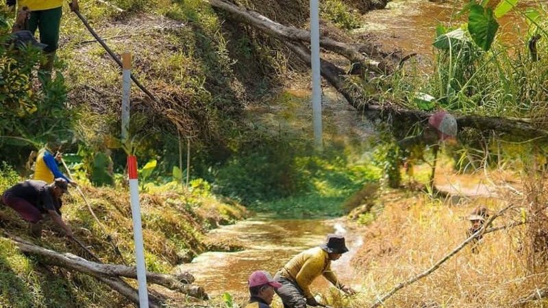 Antisipasi Banjir! PUPR Pekanbaru Rutin Bersihkan Saluran Drainase