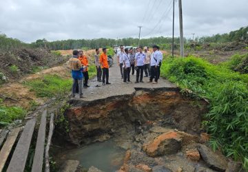 Jalan Terputus, Pemcam Babat Toman Ambil Langkah Tanggap Darurat