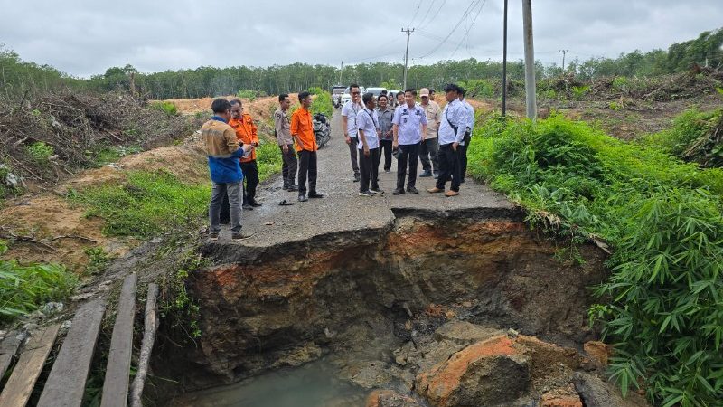 Jalan Terputus, Pemcam Babat Toman Ambil Langkah Tanggap Darurat