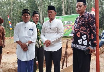 Surono Ketua Panitia Siap Sukseskan Pembangunan Ponpes Al-Falah dan Madrasah Islamiah Riyadlotuluqul Desa Sidomulyo
