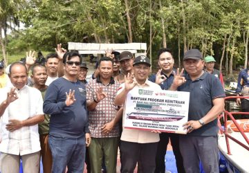 Wabup Bagus Santoso Serahkan Speedboat Ambulance Dusun Terisolir Bagan Benio