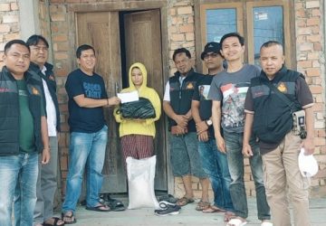 LSM Semut Merah Salurkan Bantuan Sosial di Desa Pulau Pandan