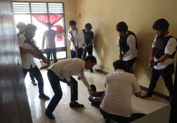 Personel Gabungan dari Satreskrim dan Sat Narkoba Gelar Latihan Simulasi Penggerebekan
