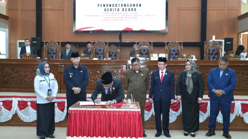 Pj Bupati hadiri DPRD Usulkan Pengesahan Pengangkatan Edison – Sumarni sebagai Bupati dan Wakil Bupati Muara Enim 2025-2030