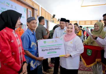Bupati Bengkalis Kasmarni Serahkan Bantuan Baznas Z-Gerobak Untuk Memajukan UMKM