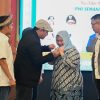 Bupati Bengkalis Kasmarni Terima Pin Emas dari PWI