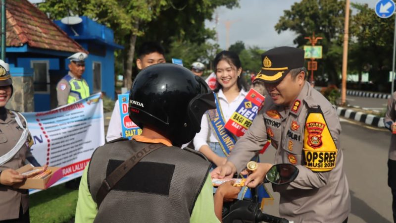 Momen Valentine bertepatan Operasi Keselamatan Musi 2025, Kapolres Muba bagikan Cokelat “Kasih Sayang”