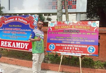Jelang Hari Pelantikan Bupati Marhaen Djumadie dan Wakil Bupati Try Handy Saputro Kabupaten Nganjuk, Berjejer&nbsp; Karangan Bunga Ucapan Selamat dan Sukses