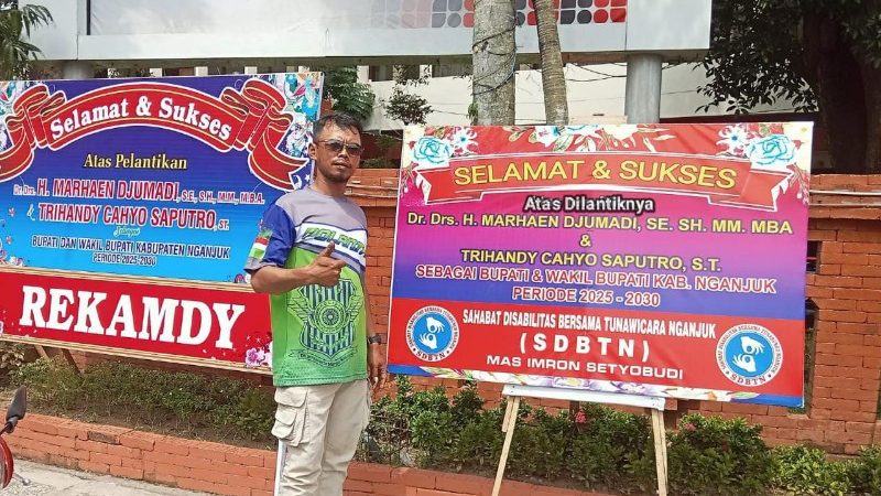 Jelang Hari Pelantikan Bupati Marhaen Djumadie dan Wakil Bupati Try Handy Saputro Kabupaten Nganjuk, Berjejer&nbsp; Karangan Bunga Ucapan Selamat dan Sukses