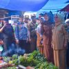 Wakil Bupati Kampar Tinjau Pasar Kuok, Pastikan Harga Sembako Stabil Jelang Ramadhan