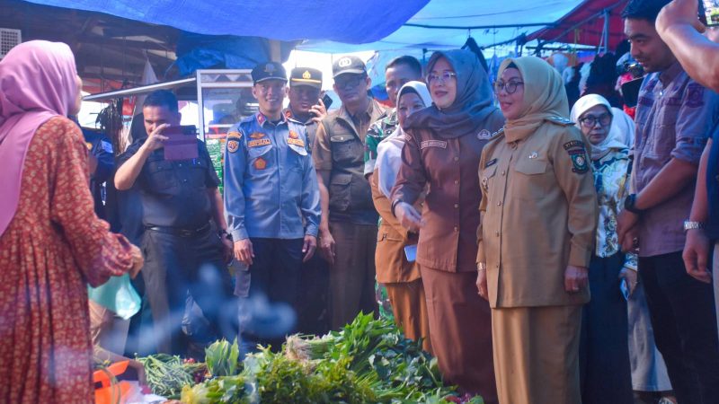 Wakil Bupati Kampar Tinjau Pasar Kuok, Pastikan Harga Sembako Stabil Jelang Ramadhan