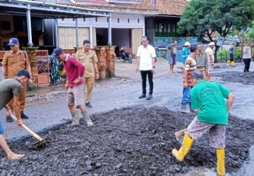 Peduli Keselamatan, Camat Sanga Desa dan Warga Gotong Royong Timbun Jalan Rusak di Lintas Lubuk Linggau – Sekayu
