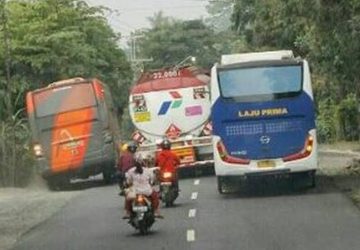 Diduga Sopir Bus Harapan Jaya Ugal-Ugalan, Seorang Pengasong Tewas