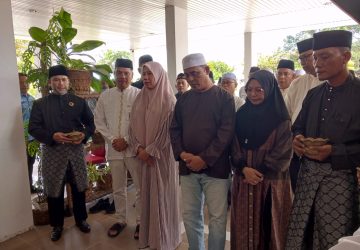 Bupati dan Wakil Bupati Inhil Disambut Prosesi Adat Tabur Beras Kunyit di Tembilahan