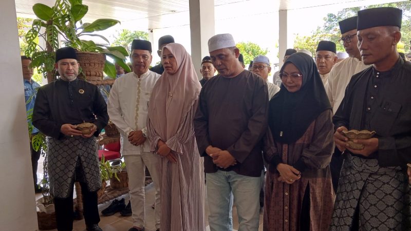 Bupati dan Wakil Bupati Inhil Disambut Prosesi Adat Tabur Beras Kunyit di Tembilahan