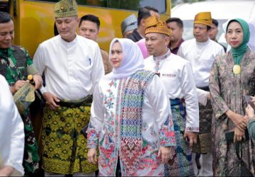 Pulang Retreat, Bupati Kasmarni Disambut Meriah di Bumi Lancang Kuning