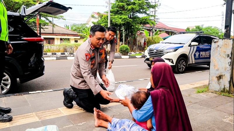 Kapolres Muba Bersama Kasat Lantas Membagikan Takjil Kepada Masyarakat di Sekitar Kota Sekayu Menjelang Waktu Berbuka Puasa