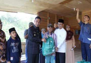 Bupati Kampar Tinjau Pembangunan Desa dan Salurkan Bantuan di Kampar Kiri Hulu