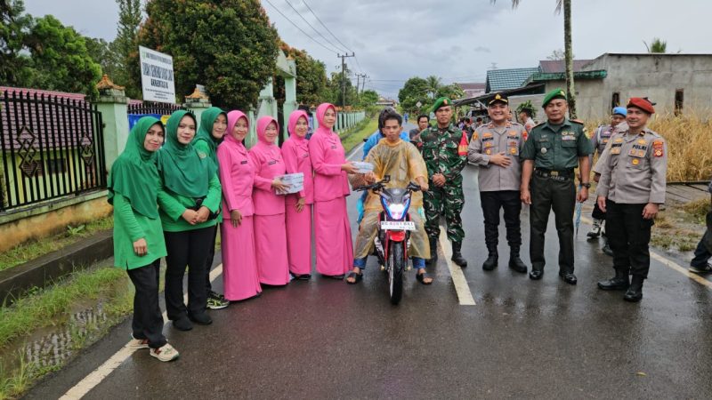 TNI-Polri Gelar Kegiatan Ramadhan Berkah Bagikan Takjil di Wilayah Hukum Polsek Semendo