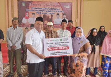 Safari Ramadhan Perdana, Bupati Kasmarni Serahkan Bantuan Kepada Masyarakat Bengkalis