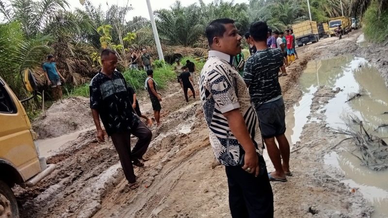 Warga Keluhkan Jalan Lintas Kotalama – Muaradilam Rusak Parah