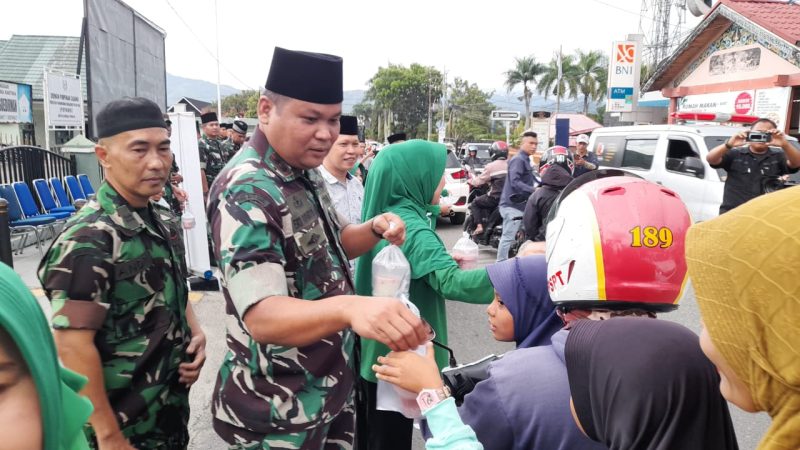 Kodim 0417/Kerinci Gelar Kegiatan Ramadhan Berkah Bagikan Takjil Ke Masyarakat