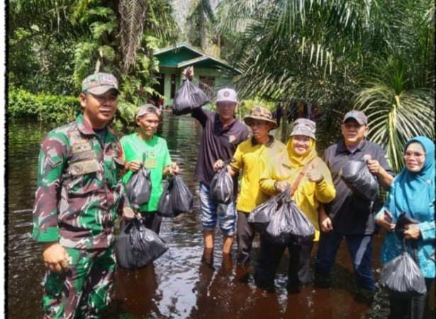 LMR Bersama Karang Taruna Desa Pekan Tua Kec Kempas Salurkan Bantuan Terdampak Banjir
