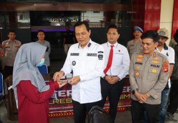 Kapolres Bersama Bupati Muara Enim Serahkan Sepeda Motor Hasil Pengungkapan Kasus Curanmor