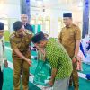 Bupati Kampar Serahkan Santunan untuk Anak Yatim dan Du’afa di Pendopo Komplek Rumah Dinas Bupati Kampar