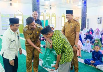 Bupati Kampar Serahkan Santunan untuk Anak Yatim dan Du’afa di Pendopo Komplek Rumah Dinas Bupati Kampar