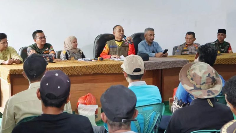 Bupati Inhil Turun Langsung Beri Bantuan Kepada Korban Banjir Di Kecamatan Kempas Inhil