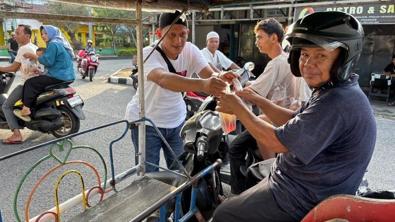 Bentuk Dukungan, Gabungan Berbagai, Ormas Di Bengkalis Bagi Takjil Rayakan Disahkannya RUU TNI