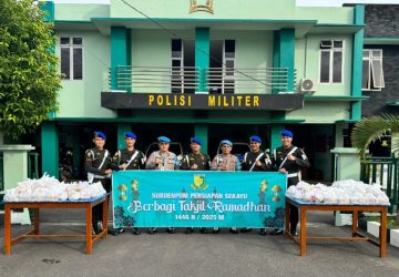 Subdenpom Persiapan Sekayu Bersama Polisi Bagikan Ratusan Takjil Kepada Warga