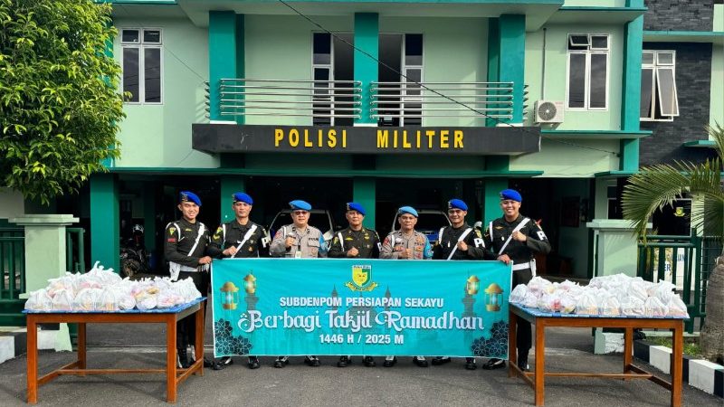 Subdenpom Persiapan Sekayu Bersama Polisi Bagikan Ratusan Takjil Kepada Warga