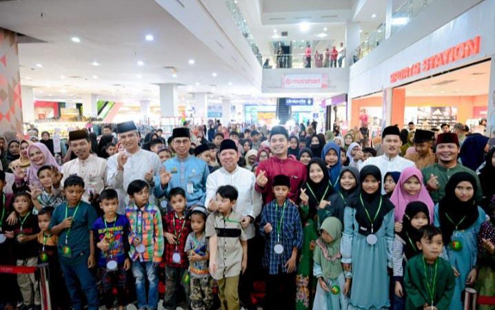 Bersama Bupati Bengkalis, 300 Anak Yatim Gembira Belanja Baju Raya