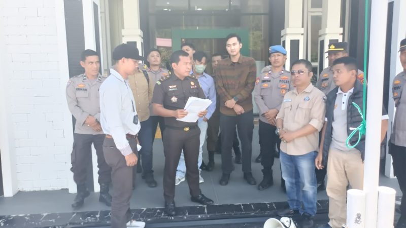 LSM Petisi Sakti Melakukan Aksi Demo Lanjutan Didepan Gedung Kejaksaan Negeri Sungai Penuh