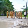 Jalan Sekayu–PALI Ditinjau Wabup Muba, Perbaikan Segera Dimulai Lewat Gotong Royong