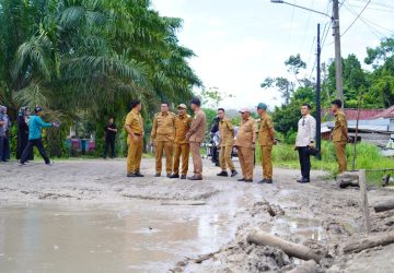 Jalan Sekayu–PALI Ditinjau Wabup Muba, Perbaikan Segera Dimulai Lewat Gotong Royong