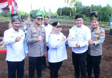 Atasi Karhutla Kapolda Riau dan Bupati Bengkalis Tanam Pohon Geronggang