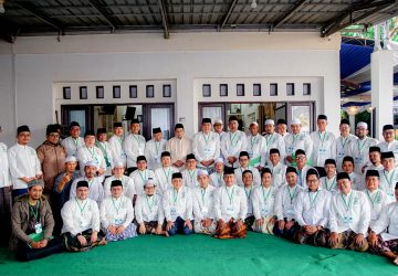 Pengasuh Ponpes Internasional AL ILLIYIN Bersama Para Kyai Gelar Kunjungan ke Habib Lutfi bin Yahya di Pekalongan