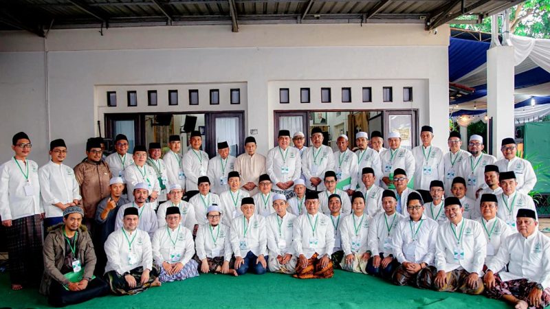 Pengasuh Ponpes Internasional AL ILLIYIN Bersama Para Kyai Gelar Kunjungan ke Habib Lutfi bin Yahya di Pekalongan