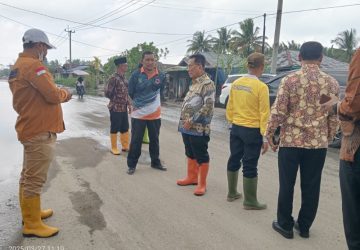 Upaya Atasi Banjir, Bupati Rohil Tinjau 3 Titik Normalisasi Parit Pembuangan Air